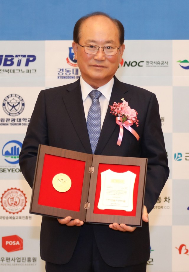 ▲ 류한우 군수가 지난 27일 서울힐튼호텔에서 열린 ‘2019 대한민국 가장 신뢰받는 CEO대상’시상식에서 '경영혁신부문'에서 대상을 받고 기념촬영을 하고 있다. 류 군수는 이번 시상식에서 체류형관광지 조성으로 1천만 관광객 유치와 지역경제활성화에 노력한 공이 인정됐다.ⓒ단양군