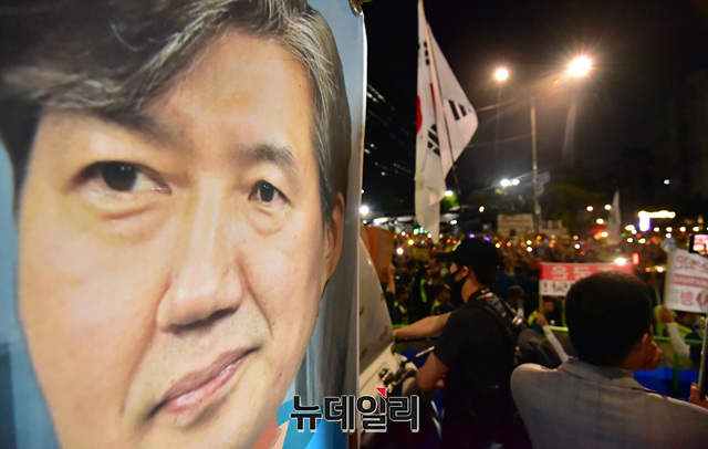 ▲ 지난 28일 서초동에서 열린 촛불문화제에서 주최측과 시민들은 '정치검찰'을 비난하고 고위공직자범죄수사처(이하 공수처) 설치 등 검찰개혁을 주장했다. ⓒ정상윤 기자