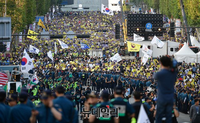 ▲ 지난 28일 서울 서초동 서울중앙지검 앞에서 열린 ‘조국 수호 촛불집회’에 주최 측과 여권은 “이번 집회에 최대 200만명이 참석했다”고 밝혔으나, 이날 집회 장소 부근의 지하철 이용객 수는 약11만명으로 나타났다. ⓒ정상윤