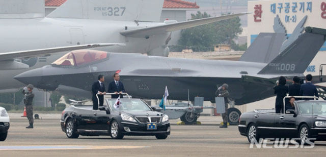 ▲ 대구 공군기지에 주기된 F-35A 스텔스 전투기를 사열하는 문재인 대통령과 정경두 국방장관. ⓒ뉴시스. 무단전재 및 재배포 금지.