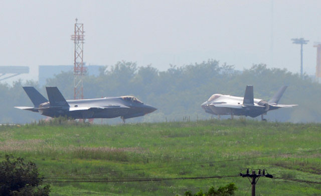 ▲ 이륙 준비 중인 F-35A 스텔스 전투기 편대. ⓒ뉴시스. 무단전재 및 재배포 금지.