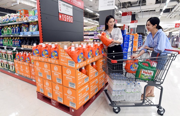 ▲ 롯데마트는 창고형 할인점 확대에 조심스러운 입장이다. 2012년 창고형 할인점 빅마켓을 론칭한 롯데마트는 영등포점 등 기존 점포 4곳을 빅마켓으로 전환했고, 2015년에는 일산 킨텍스점을 신규 오픈했다. 현재 5곳을 운영 중으로 현재 계획 중인 신규 점포는 아직 없다.ⓒ롯데마트