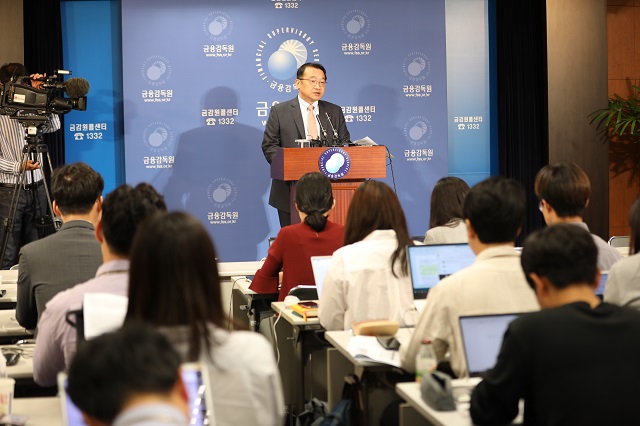 ▲ 원승연 금감원 부원장이 1일 주요 해외금리 연계 DLF 관련 중간 검사결과를 발표하고 있다.ⓒ금감원