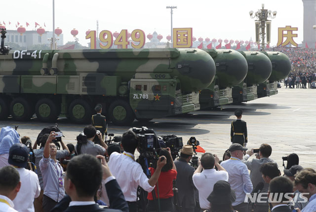 ▲ 1일 중국 베이징 천안문 열병식에 등장한 신형 대륙간 탄도미사일 DF-41. ⓒ뉴시스. 무단전재 및 재배포 금지.