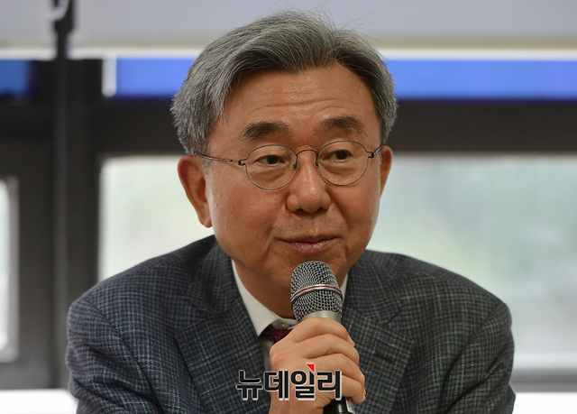 ▲ 이용구 중앙대 명예교수는 1일 열린 토론회에서 