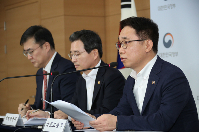 ▲ 김용범 기획재정부 1차관(사진 가운데)과 박선호 국토교통부 1차관(오른쪽), 손병두 금융위원회 부위원장(왼쪽)이 1일 오후 정부서울청사 브리핑실에서 최근 부동산시장 점검결과 및 대응방안을 공동발표하고 있다.ⓒ연합뉴스