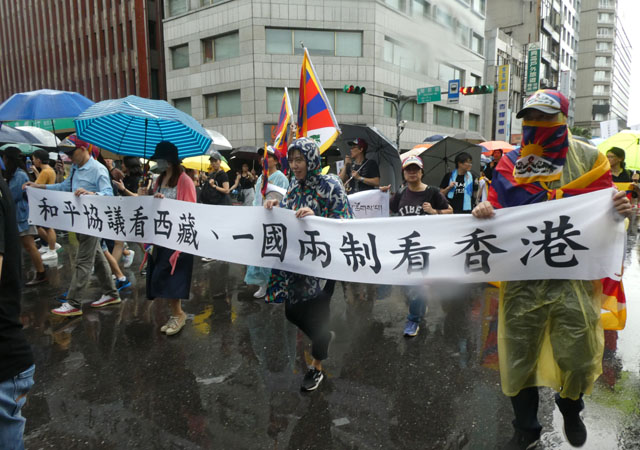 ▲ '평화협상론자들은 티벳을 보라, 일국양제 지지자들은 홍콩을 보라' 현수막을 든 행진 참가자들ⓒ허동혁