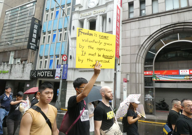 ▲ '자유는 탄압자들이 자발적으로 주는 것이 아닌, 요구해서 얻는 것이다' 피켓을 든 행진 참가 미국인 ⓒ허동혁