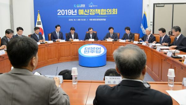 ▲ 이춘희 세종시장이 1일 국회 더불어민주당 대표실에서 열린 예산정책협의회에서 국회세종의사당 건립과 세종시법 개정 등 현안을 민주당에 건의했다.ⓒ세종시