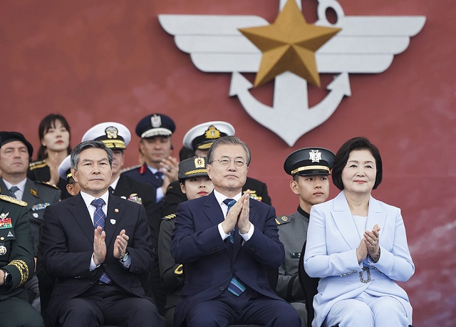 ▲ 문재인 대통령 내외가 1일 대구 공군기지에서 열린 제71주년 국군의 날 기념식에서 박수를 치고 있다.ⓒ청와대