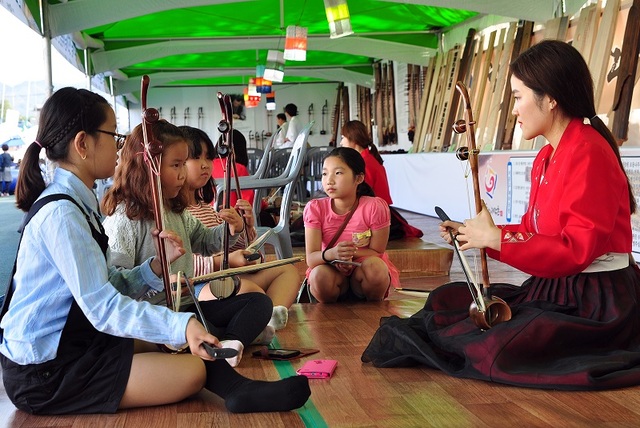 ▲ 2018년 영동난계국악축제에서 어린이들이 국악체험을 하고 있다.ⓒ영동군
