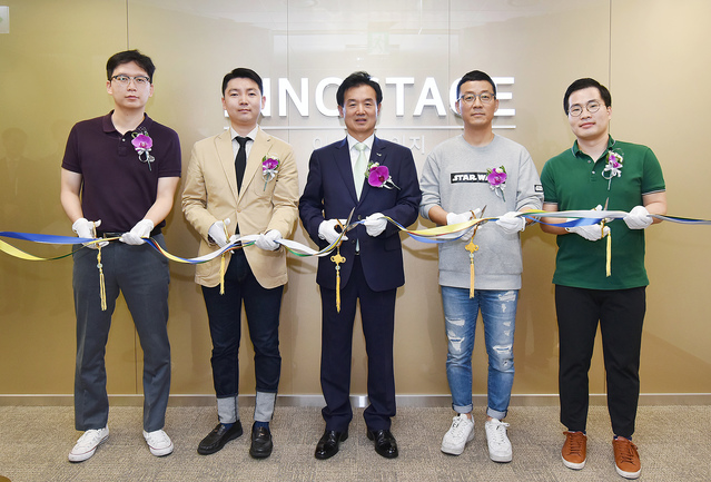 ▲ 1일 교보생명 광화문 본사에서 열린 오픈이노베이션 이노스테이지 '코워킹스페이스' 개소식에서 윤열현 교보생명 사장(가운데)이 에이치파트너스2019 한상훈 대표(왼쪽 첫번째), 더뉴그레이 권정현 대표(왼쪽 두번째), 위허들링 배상기 대표(오른쪽 두번째), 퓨처플레이 이원규 파트너와 테이프 커팅을 하고 있다.ⓒ교보생명
