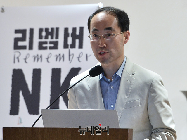 ▲ 1일 저녁 서울시 정동제일교회에서 열린 '리멤버NK'행사에서 정성욱 큐리오스 인터네셔널 대표가 축사를 하고 있다. 큐리오스 인터네셔널은 정성욱 덴버 신학대학원 교수가 대표를 맡고 있는 국제선교단체로 이번 행사를 후원했다. ⓒ박성원 기자