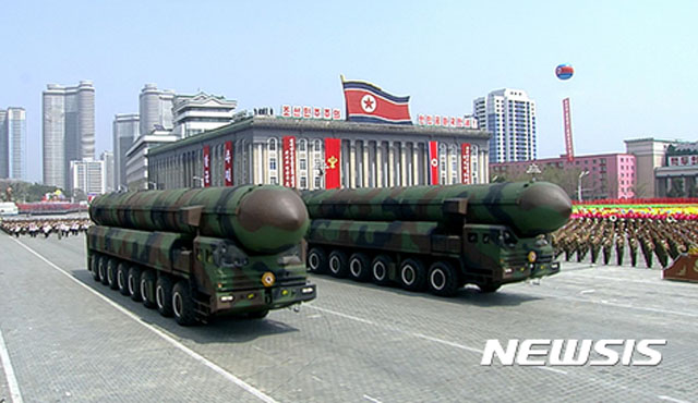 ▲ 북한이 2일 오전 SLBM으로 추정되는 탄도미사일을 해상에서 발사했다. 사진은 2017년 4월 열병식에 등장한 SLBM 응용 탄도미사일 '북극성-2호'. ⓒ뉴시스. 무단전재 및 재배포 금지.