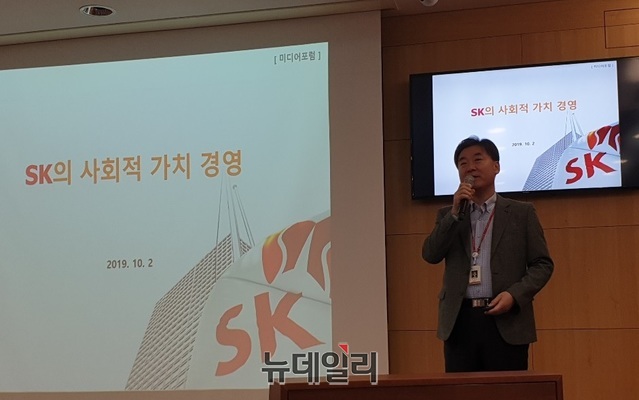 ▲ 정현천 SK 부사장(SV추진팀장)이 2일 서울 종로 SK서린빌딩에서 열린 사회적가치 관련 기자간담회에서 인사말을 하고 있다. ⓒ뉴데일리