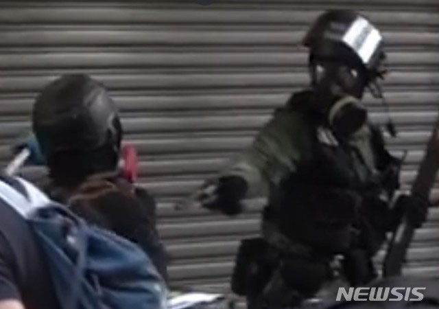 ▲ 홍콩 경찰이 10대 소년에게 실탄을 발사하는 장면. ⓒ뉴시스. 무단전재 및 재배포 금지.