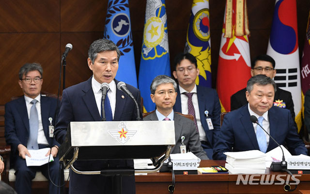 ▲ 2일 국방부 국정감사 중 업무보고를 하는 정경두 장관. ⓒ뉴시스. 무단전재 및 재배포 금지.