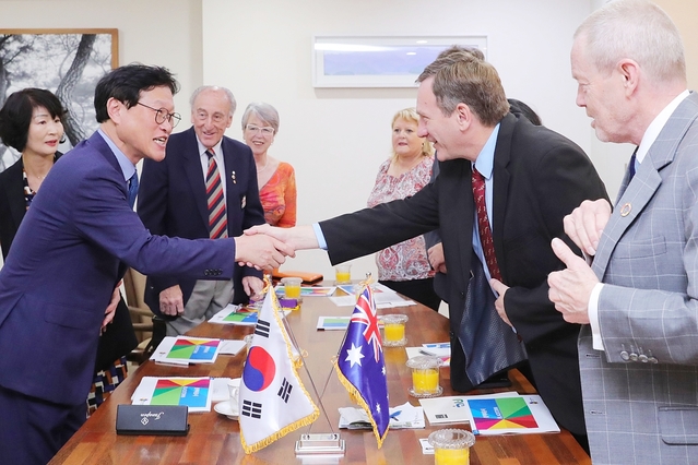 ▲ 호주 블랙타운 시 대표단과 자매결연 25주년 기념식을 가졌다.ⓒ수성구