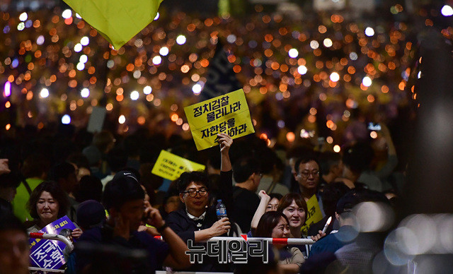 ▲ 지난달 28일 서울 서초동에서 열린 검찰개혁 촛불문화제에 참석한 한 시민이 '정치검찰 물러나라', '자한당을 수사하라'는 문구가 적힌 피켓을 들어보이고 있다. ⓒ정상윤 기자