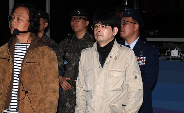 ▲ 4.27 판문점 선언 1주년 기념식이 열린 27일 오후 경기 파주시 판문점에서 평화의광장에서 탁현민 전 청와대 행정관이 공연을 관람하고 있다. ⓒ뉴시스