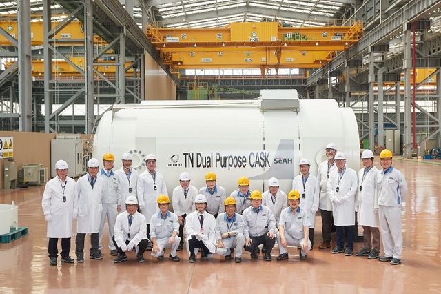 ▲ 세아베스틸 군산 원자력 공장에서 생산된 CASK 앞에서 세아베스틸 및 오라노TN 관계자가 기념촬영을 하고 있다.ⓒ세아베스틸