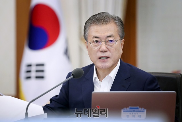 ▲ 보수 변호사단체가 2일 오후 검찰에게 '개혁안'을 지시한 문재인(66·사진)  대통령을 직권남용권리행사방해 혐의로 고발했다. ⓒ제공=청와대