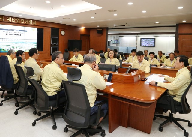 ▲ 조길형 충주시장(오른쪽)이 2일 태풍 '미탁' 북상에 따른 재난비상대책회의를 갖고 '시민들의 재산피해 최소화에 행정력을 집중해 달라'고 당부하고 있다.ⓒ충주시