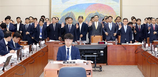 ▲ 2일 서울 여의도 국회에서 열린 정무위원회의 국무조정실·국무총리비서실 등 정감사에서 노형욱 국무조정실장(왼쪽)을 비롯한 관계자들이 선서를 하고 있다. ⓒ뉴시스