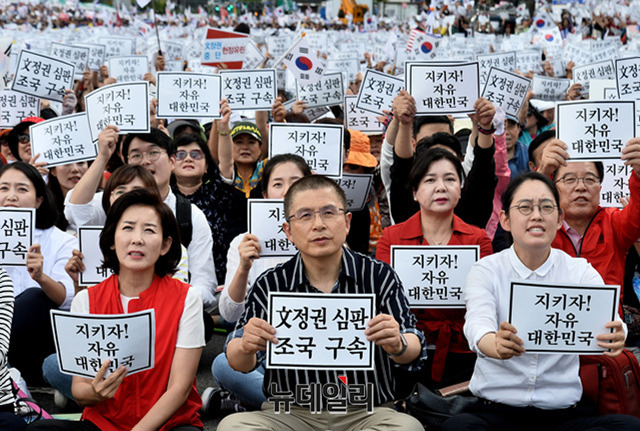 ▲ 황교안 자유한국당 대표, 나경원 원내대표를 비롯한 소속 당원과 시민들이 3일 오후 서울 광화문 광장에서 열린 '문재인정권 헌정유린중단과 위선자 조국파면 촉구대회'에서 손피켓을 들고 구호를 외치고 있다. 이날 문 정권 규탄과 조국 파면을 요구하며 모인 시민들은 광화문 광장과 서울역 인근에서 동시다발적으로 집회를 개최했다. ⓒ박성원 기자