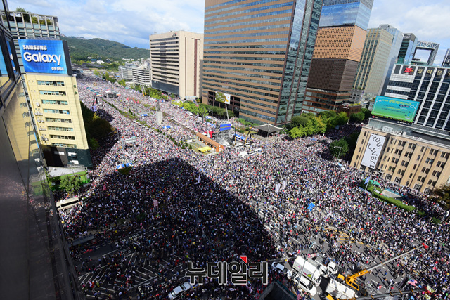 ▲ 문재인 정권을 규탄하고 조국 장관 사퇴를 촉구하며 모인 시민들이 3일 오후 광화문 광장부터 서울광장까지 가득 운집해 있다.
ⓒ이종현 기자