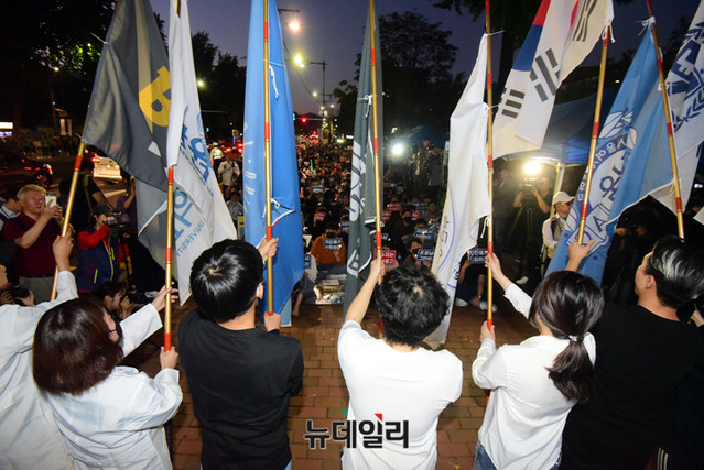 ▲ 3일 저녁 대학로 마로니에공원에서 열린 '전국대학생연합촛불집회'에서 학생들이 학교 깃발을 들고 있다. 학생들은 조국 법무부장관의 사퇴와 청와대의 검찰 수사 개입 중단을 요구했다. ⓒ이종현 기자