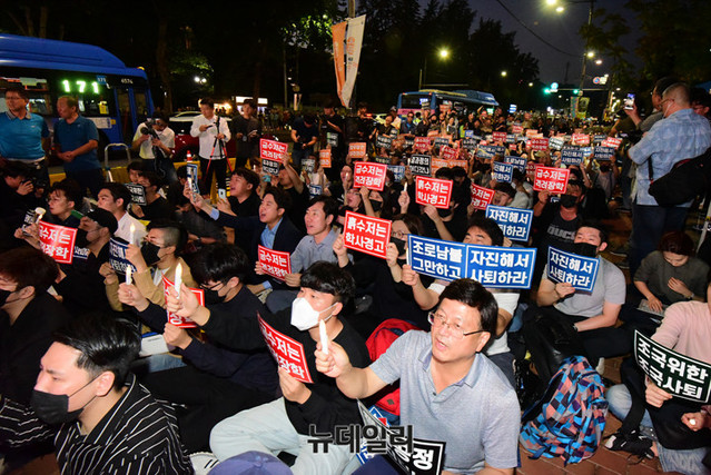 ▲ 3일 저녁 대학로 마로니에공원에서 열린 '전국대학생연합촛불집회'는 집회측 추산 5000여명이 모였다. 경찰은 이번 집회에 150여명의 병력을 투입했다. ⓒ이종현 기자