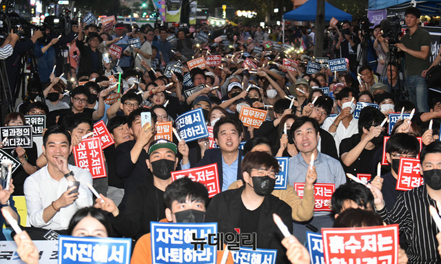 ▲ 조국규탄 피켓을 들고 청와대 방향으로 가두행진하는 시민들. ⓒ박성원