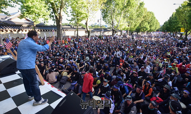 ▲ 이재오 한국당 고문이 연단에 올라 문 정권을 규탄하고 있다. ⓒ박성원