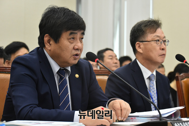 ▲ 한상혁 방송통신위원회 위원장(왼쪽)이 4일 국회에서 열린 과학기술방송통신위원회 국정감사에서 의원 질의에 답변하고 있다. ⓒ이종현 기자