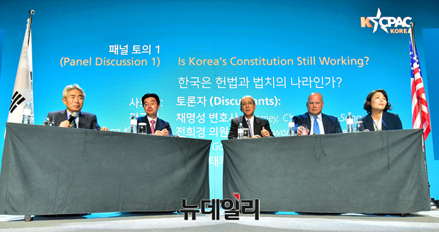 ▲ 정규재 사회자와 채명성 변호사, 고든 창 변호사, 매튜 휘태거 전 미 법무장관, 전희경 자유한국당 대표가 KCPAC에서 '한국은 헌법과 법치의 나라인가?'를 주제로 토론을 진행하고 있다. ⓒ정상윤 기자