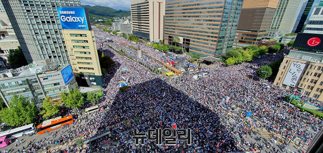 ▲ 문재인 정권을 규탄하고 조국 장관 사퇴를 촉구하며 모인 시민들이 3일 오후 광화문 광장부터 서울광장까지 가득 운집했다. 집회 이후에는 청와대 방향으로 가두행진을 앞두고 있다. ⓒ정상윤 기자