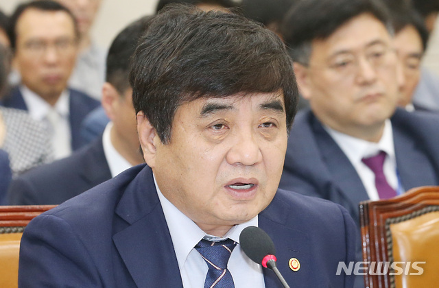 ▲ 4일 서울 여의도 국회에서 열린 과학기술정보방송통신위원회의 방송통신위원회·방송통신사무소·방송통신심의위원회·시청자미디어재단 국정감사에서 한상혁 방통위원장이 의원들의 질의에 답변하고 있다.ⓒ뉴시스