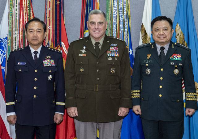 ▲ 한미일 합참의장 회담 모습. 왼쪽부터 야마자키 고지 日통합막료장, 마크 밀리 美합참의장, 박한기 韓합참의장. ⓒ미국 합참 공개사진.