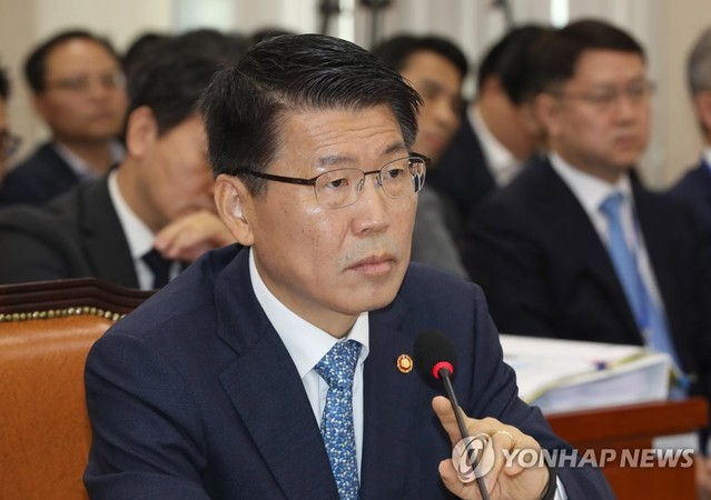 ▲ 은성수 금융위원장이 4일 국회에서 열린 정무위 국정감사에서 의원질의를 듣고 있다.ⓒ 연합뉴스