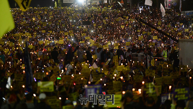 ▲ 지난달 28일 서울 서초동에서 열린 '검찰개혁 촛불문화제'에 모인 시민들의 모습. ⓒ정상윤 기자