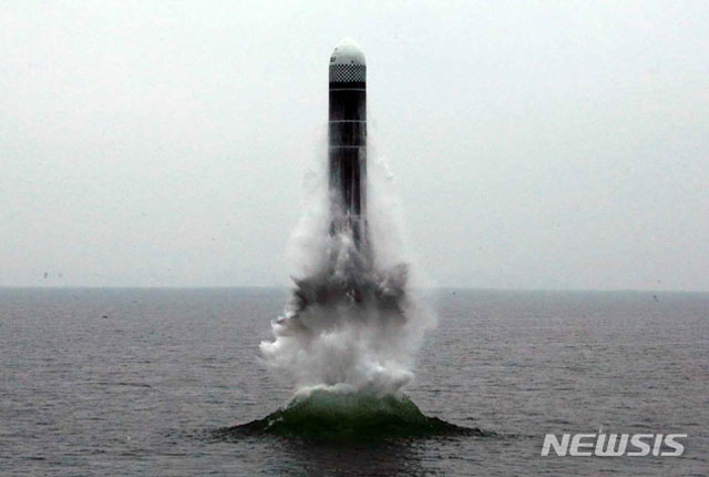▲ 북한이 3일 공개한 SLBM 북극성-3호 발사 모습. ⓒ뉴시스. 무단전재 및 재배포 금지.