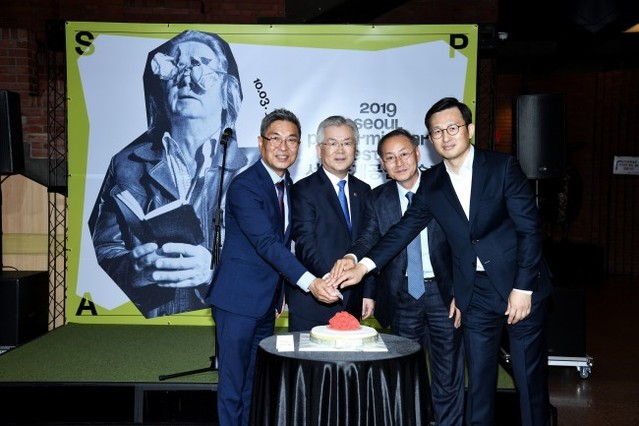 ▲ 지난 3일 서울 대학로 아르코예술극장에서 (왼쪽) 예술경영지원센터 김도일 대표와 
문화체육관광부 김용삼 제1차관 등이 '2019 서울국제공연예술제' 개막 축하를 하고 있다.ⓒ예술경영지원센터