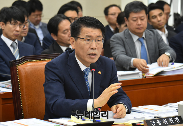 ▲ 은성수 금융위원장이 4일 오전 국회에서 열린 정무위 국정감사에 출석해서 의원들에게 질문에 답하고 있다. ⓒ이종현 기자