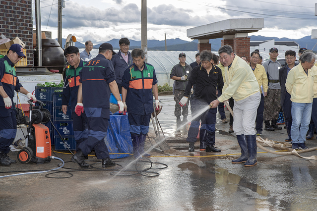 ▲ 장경식 경북도의회 의장이 지난 3일 태풍 피해현장을 찾아 직접 복구를 펼쳐 눈길을 끌었다.ⓒ경북도의회