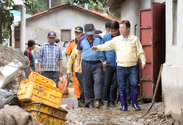▲ 이철우 지사(맨 앞)가 침수피해가 심한 병곡면 일대의 피해복구 현장을 찾아 피해 현장을 살펴보고 있다.ⓒ경북도