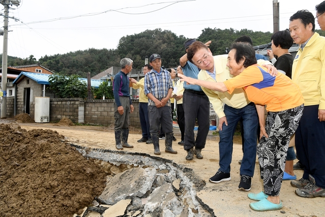 ▲ 이 지사는 울진군, 영덕군의 피해복구 현장을 찾아 피해를 입은 주민들을 위로했고 울진의료원장례식장, 영덕아산병원장례식장, 포항시민장례식장, 포항성모병원장례식장을 찾아 이번 태풍으로 사망한 분들의 유가족을 위로했다.ⓒ경북도
