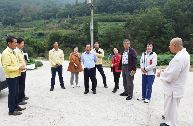 ▲ 군위군의회(의장 심칠)는 4일 집행부에서 추진하는 하수정비사업장 등 18개 사업장을 찾아 현장점검을 실시했다.ⓒ군위군의회