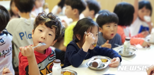 ▲ 어린이집 아동들이 간식을 먹고 있는 모습. ⓒ뉴시스