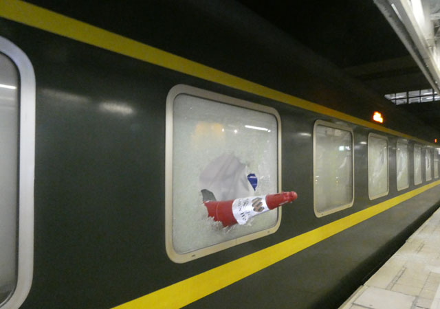 ▲ 시위대에 의해 파괴된 중국 광저우행 중국철로 소속 국제열차ⓒ허동혁